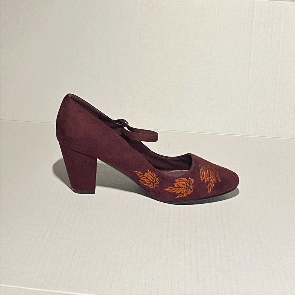 Lulu Hun Lear Embroidered Block Heels - Picture 11 of 15